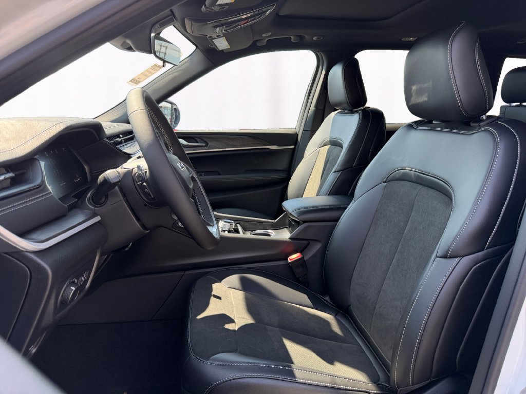 New 2026 Jeep Grand Cherokee Altitude AWD/4WD image 9