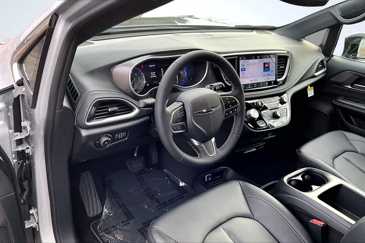 New 2026 Chrysler Pacifica Select AWD/4WD image 2
