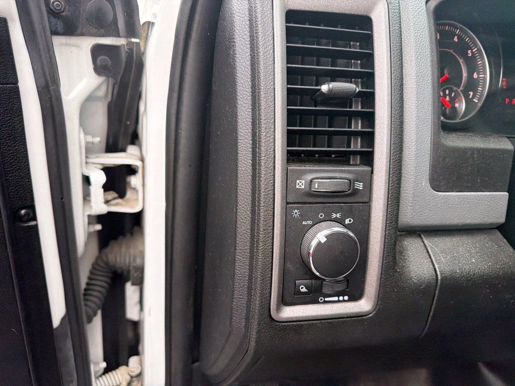 Used 2020 RAM 1500 4x4 Crew Cab Classic w/ Chrome Appearance Group image 19