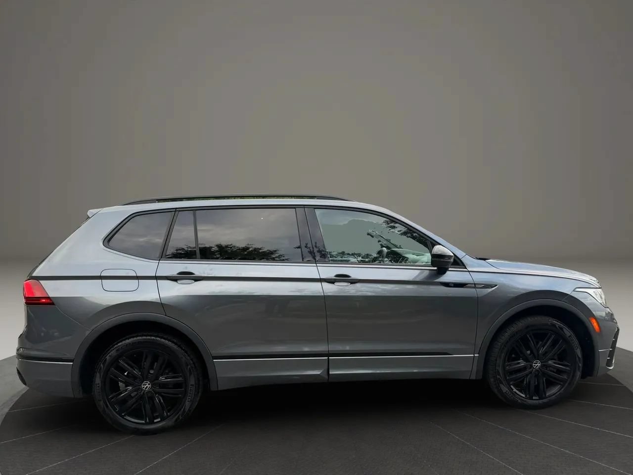 Used 2022 Volkswagen Tiguan SE R-Line FWD image 9