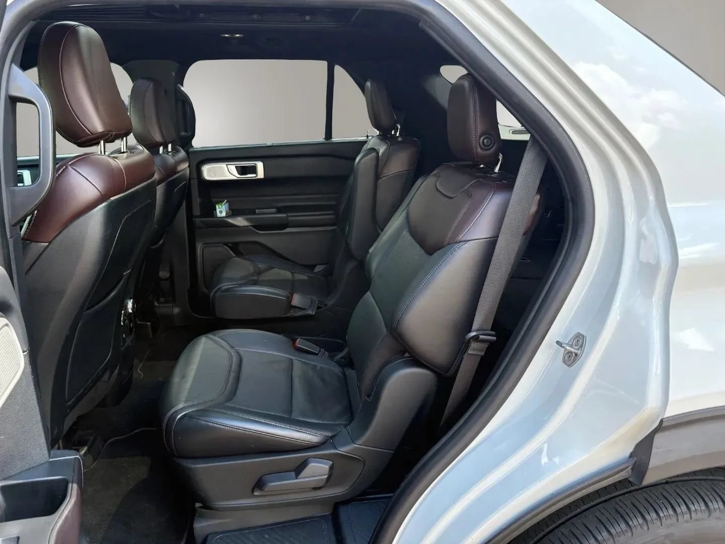Used 2020 Ford Explorer Platinum w/ Premium Technology Package AWD/4WD image 17