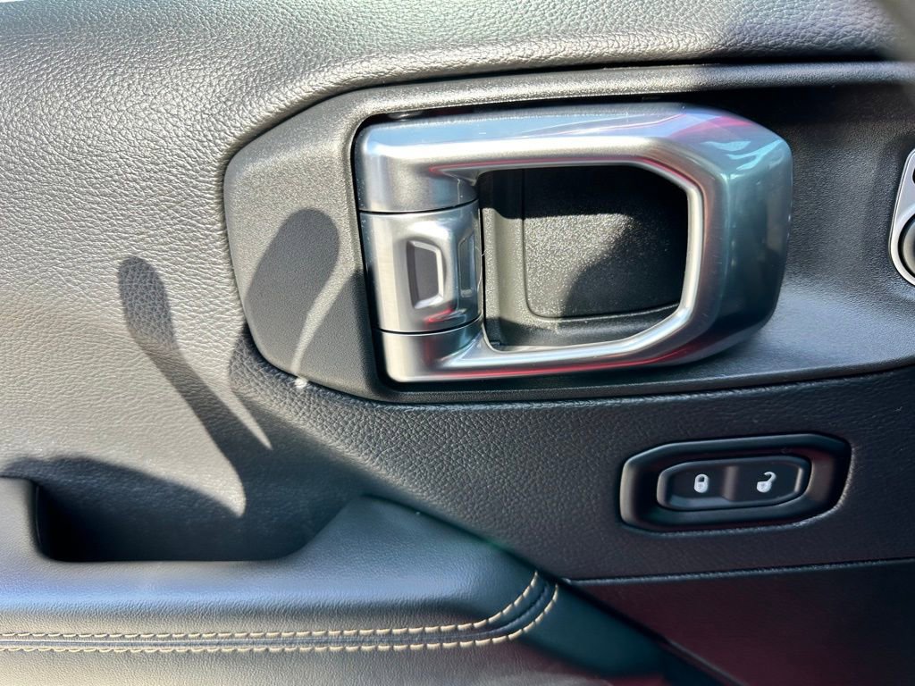 Used 2025 Jeep Wrangler Unlimited Sahara image 17