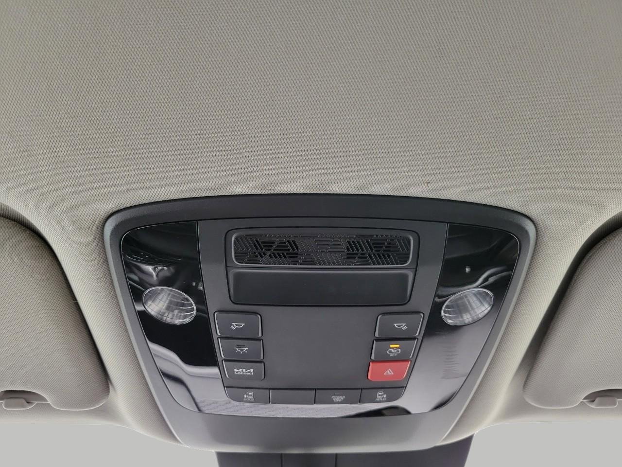 Used 2025 Kia Carnival FWD image 18