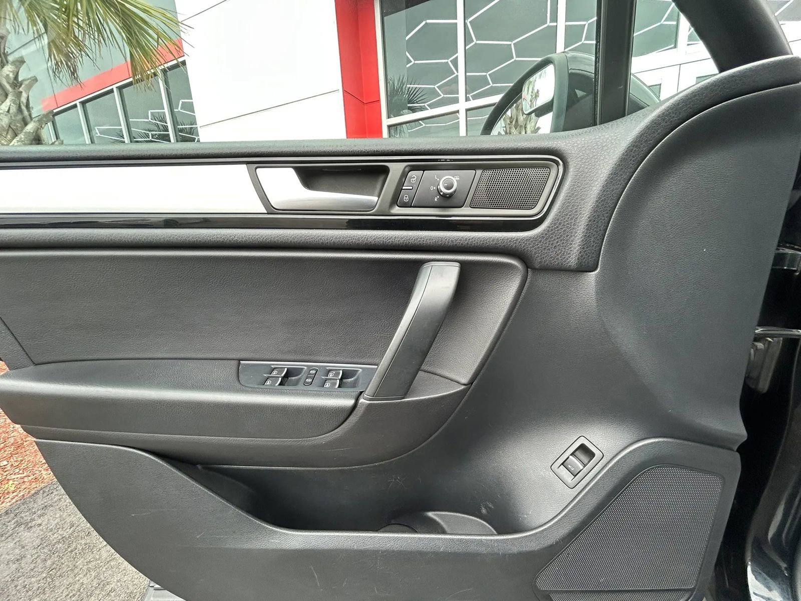 Used 2011 Volkswagen Touareg Sport image 18