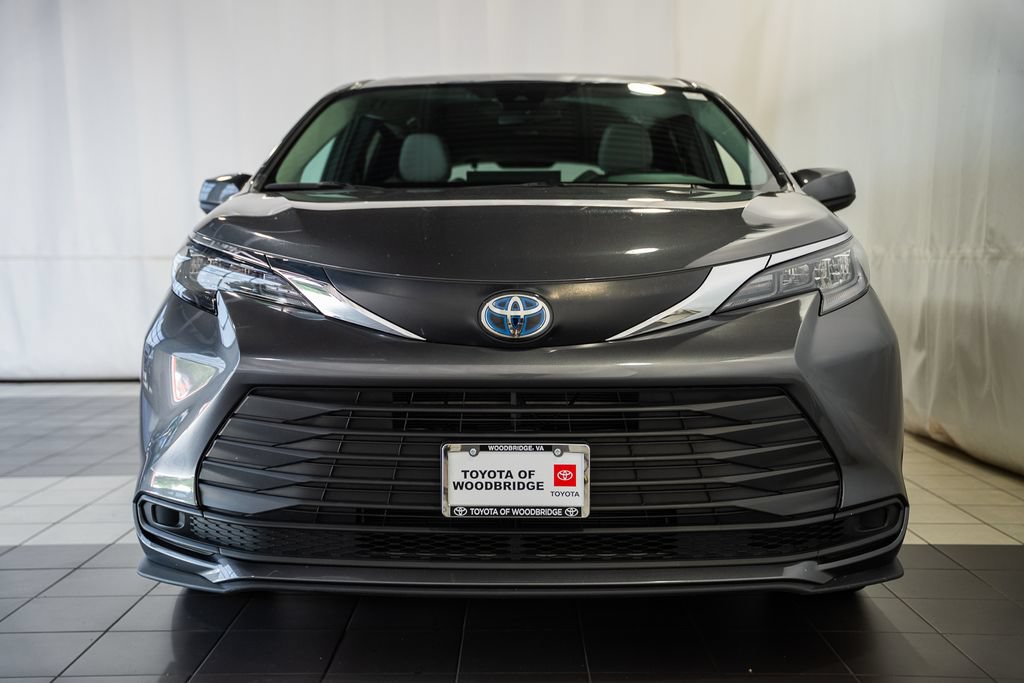 Used 2025 Toyota Sienna LE FWD image 2