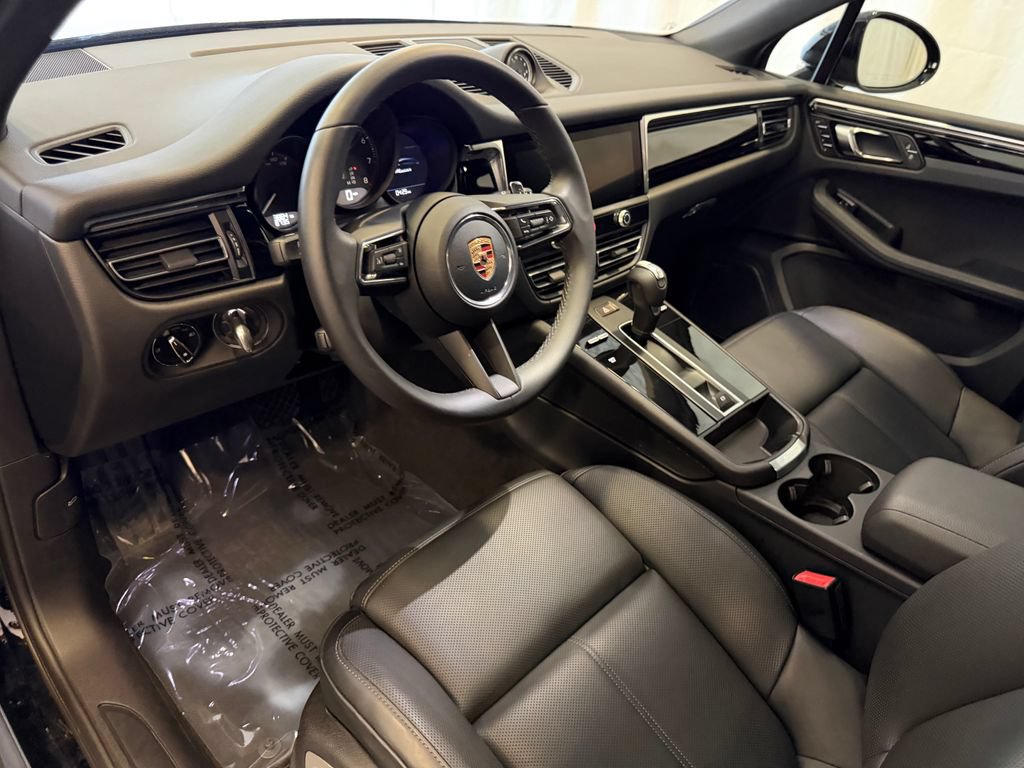 Certified 2026 Porsche Macan AWD/4WD image 4