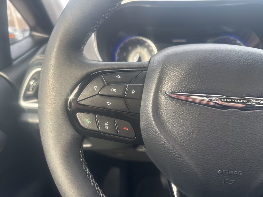 Used 2025 Chrysler Pacifica Limited FWD image 31