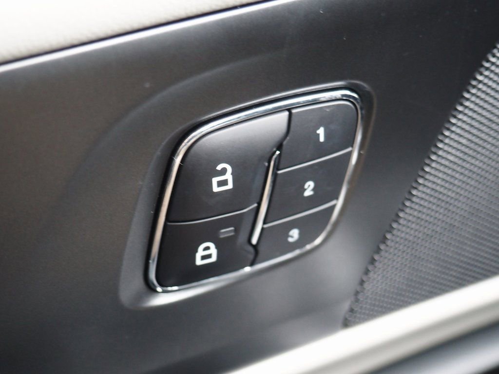 Used 2025 Lincoln Nautilus Premier image 25