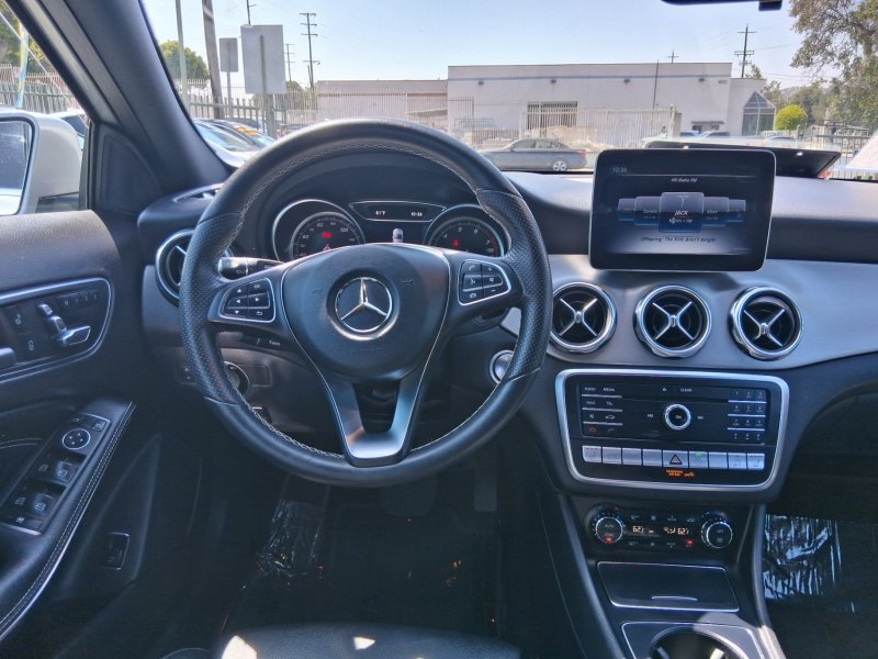 Used 2018 Mercedes-Benz GLA 250 4MATIC w/ Premium Package image 12