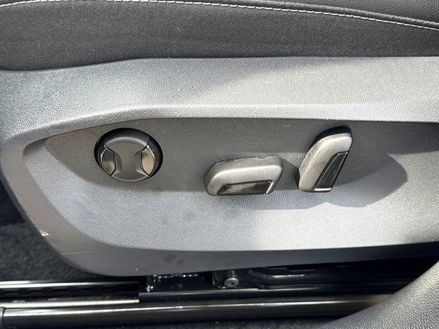 Certified 2025 Volkswagen Taos SE image 13