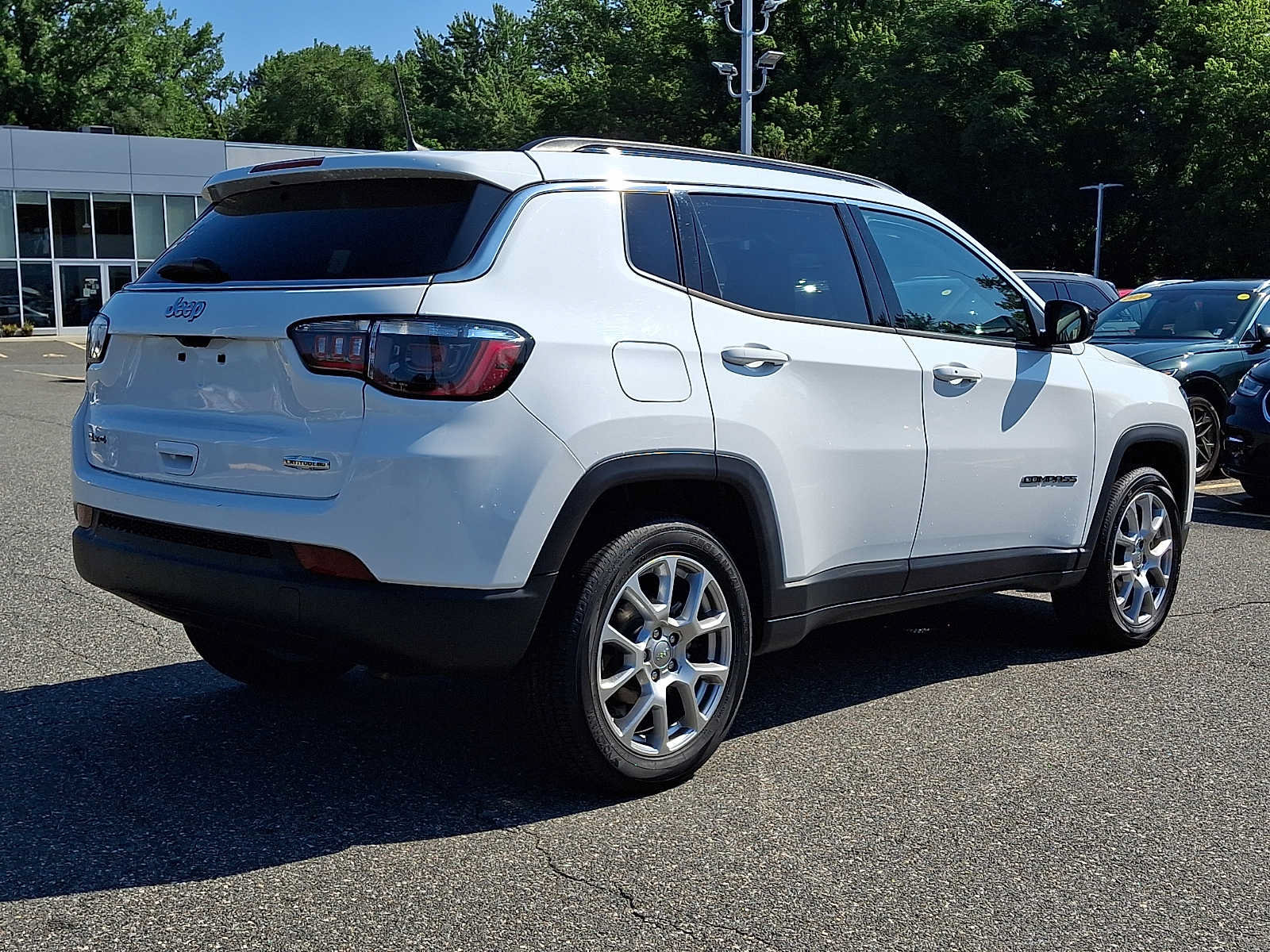 Certified 2022 Jeep Compass Latitude w/ Sun and Sound Group AWD/4WD image 6