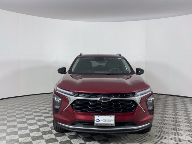 Used 2025 Chevrolet Trax LT FWD image 2