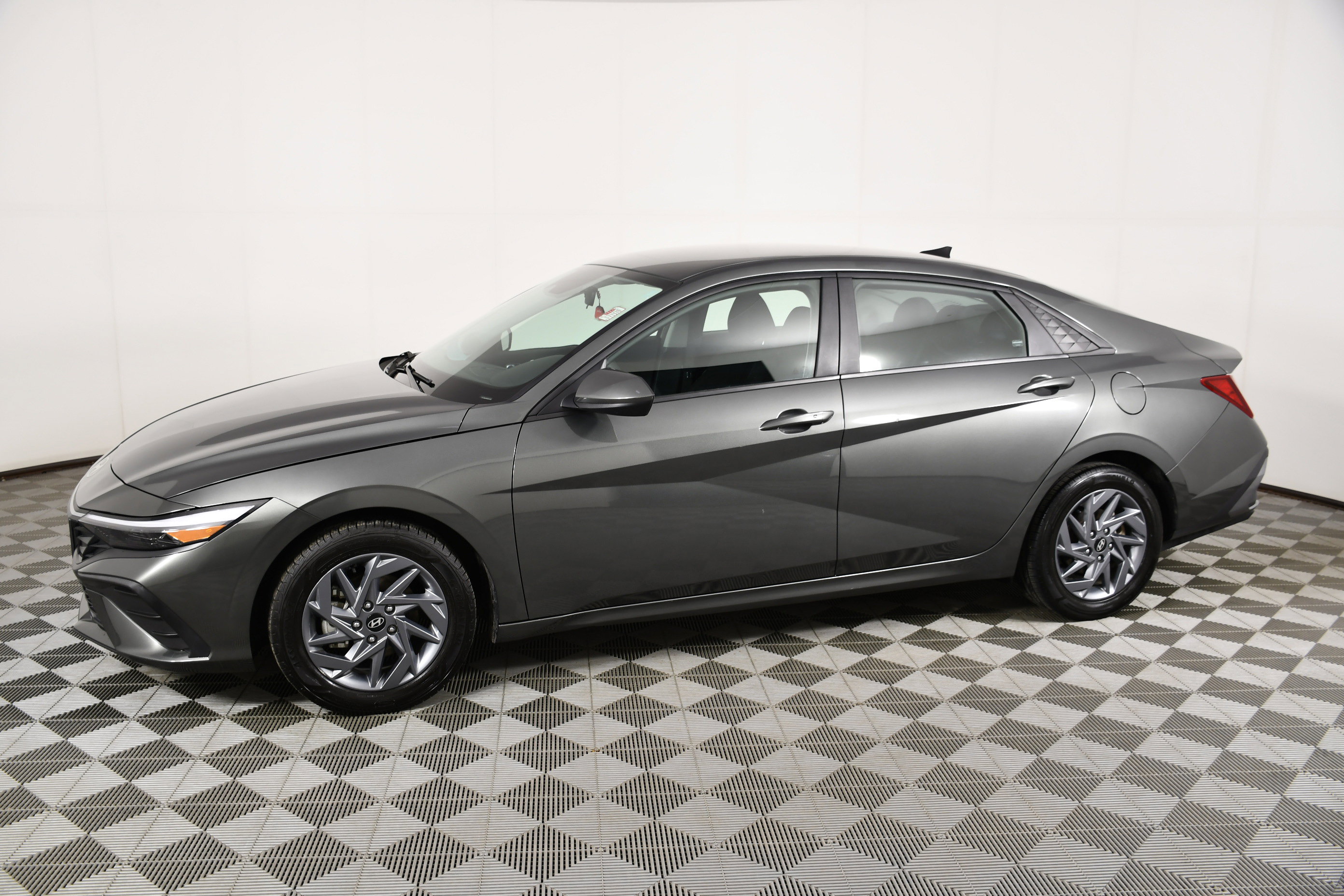 Used 2024 Hyundai Elantra SEL FWD image 9