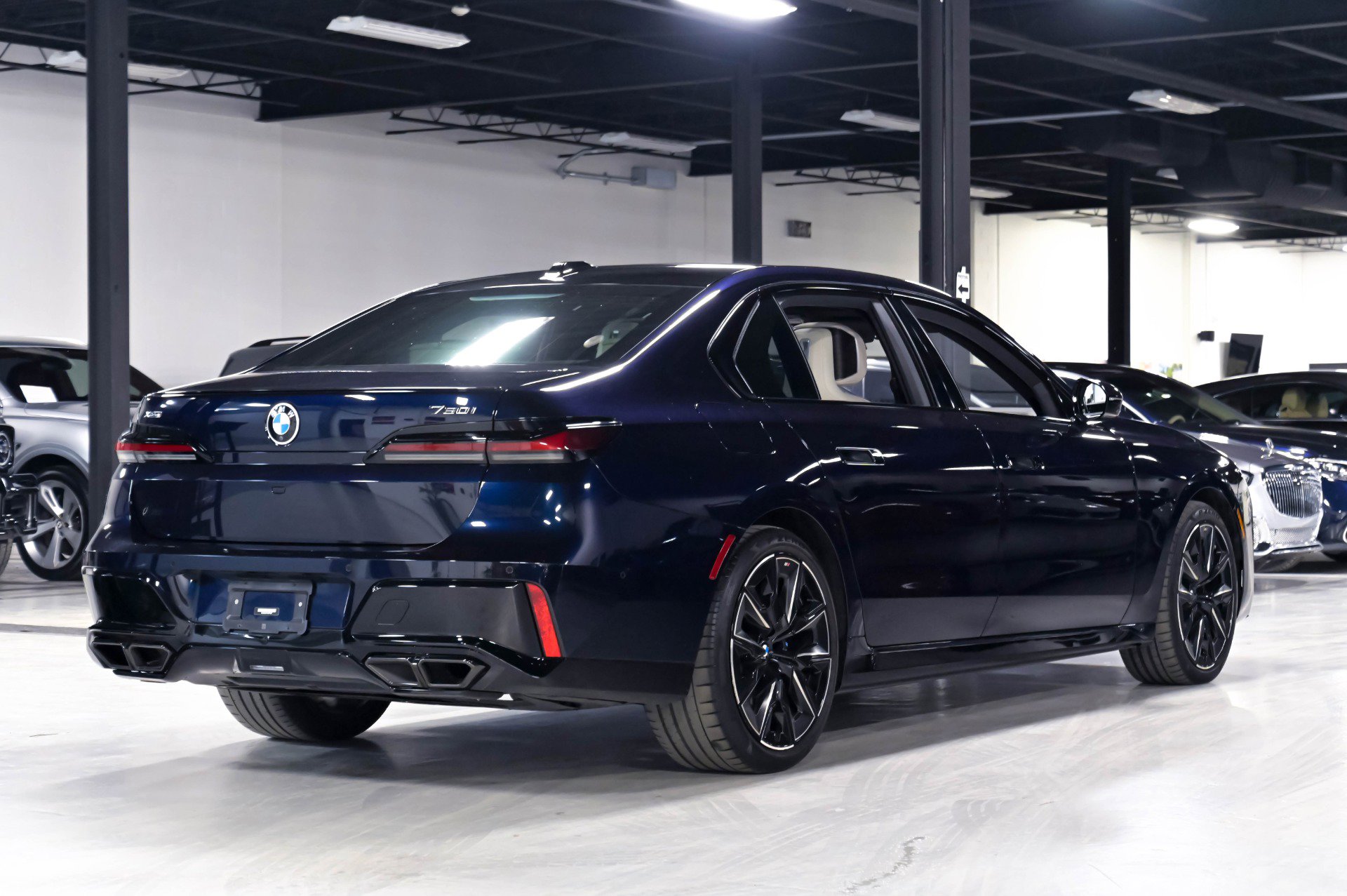 Used 2023 BMW 760i xDrive w/ Luxury Rear Seating Package AWD/4WD image 17