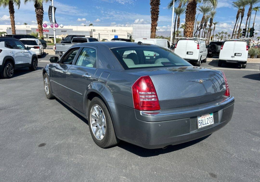 Used 2006 Chrysler 300 C w/ Navigation & Sound Group II RWD image 7