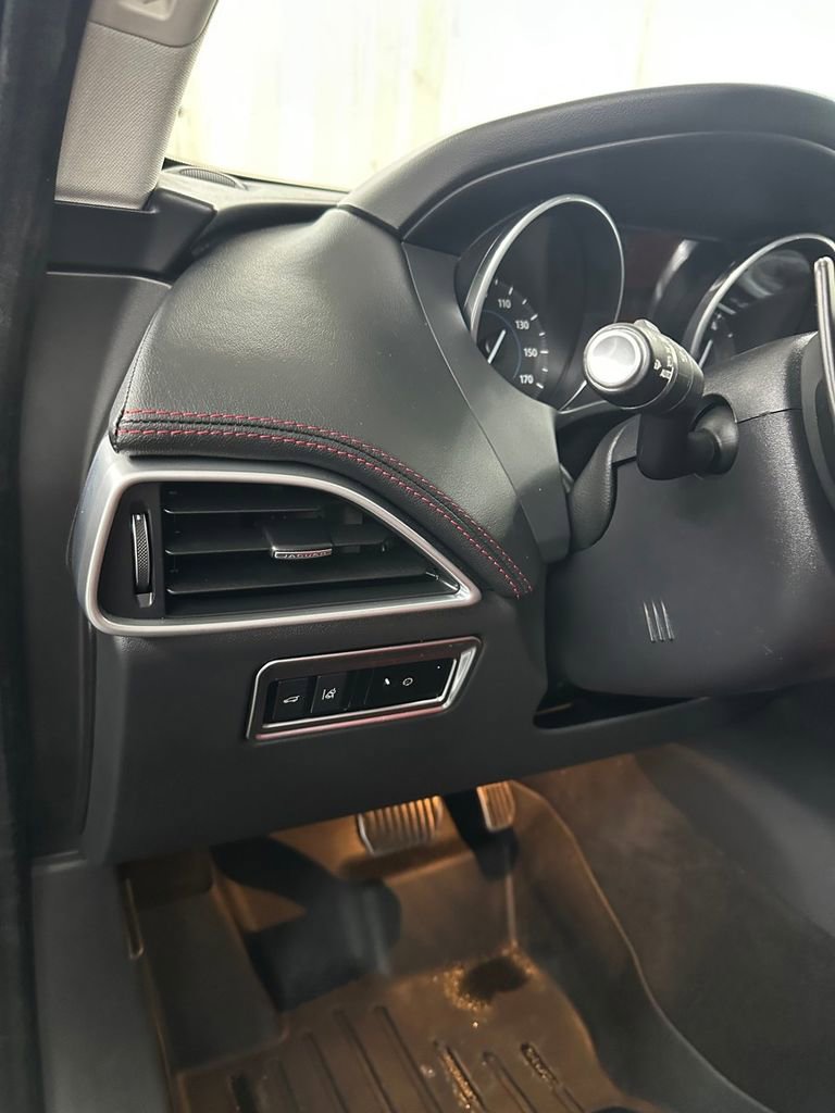 Used 2017 Jaguar F-PACE R-Sport image 15