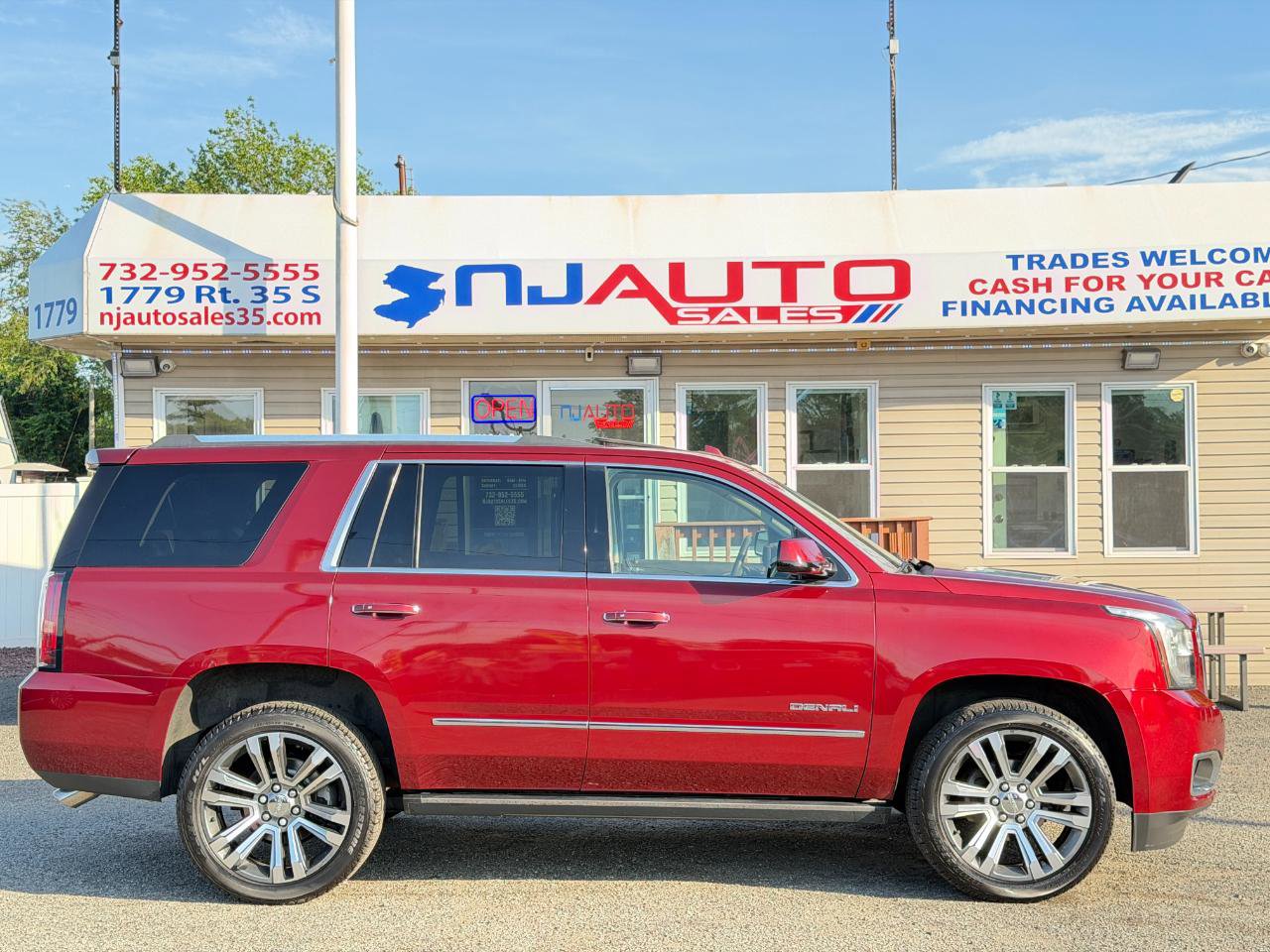 Used 2017 GMC Yukon Denali w/ Open Road Package AWD/4WD image 4