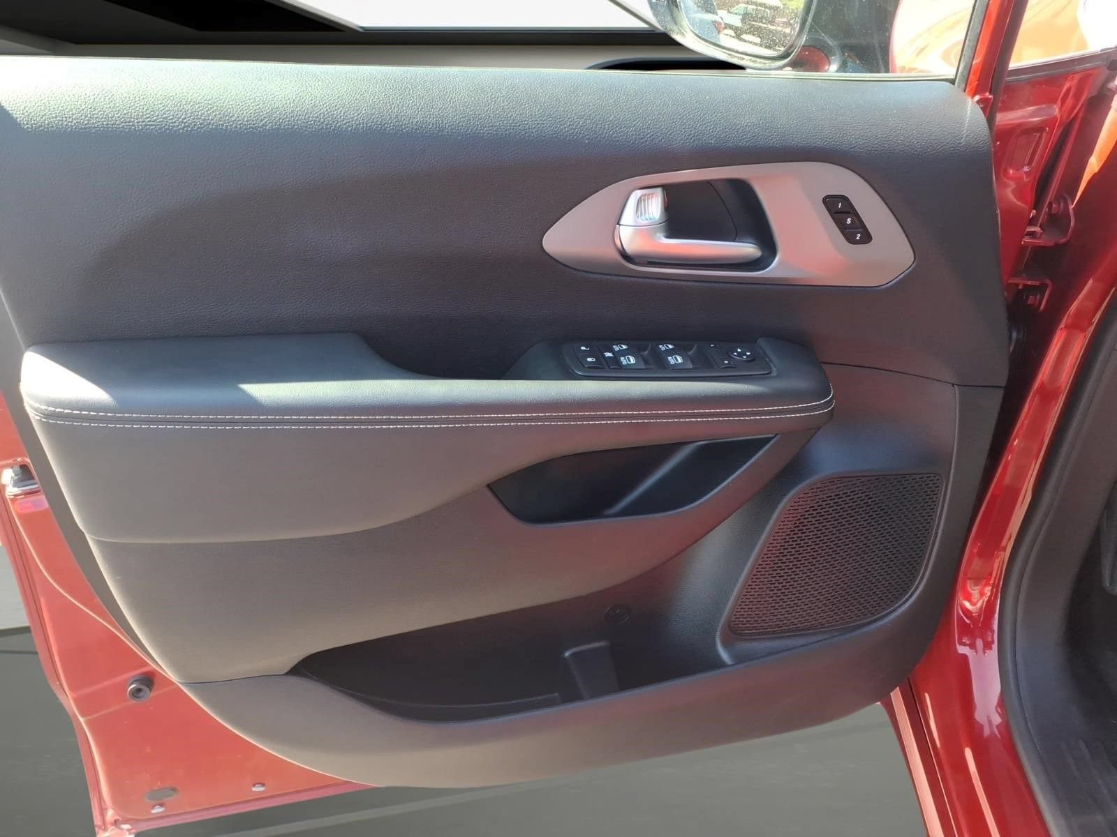 Used 2025 Chrysler Pacifica Select FWD image 8