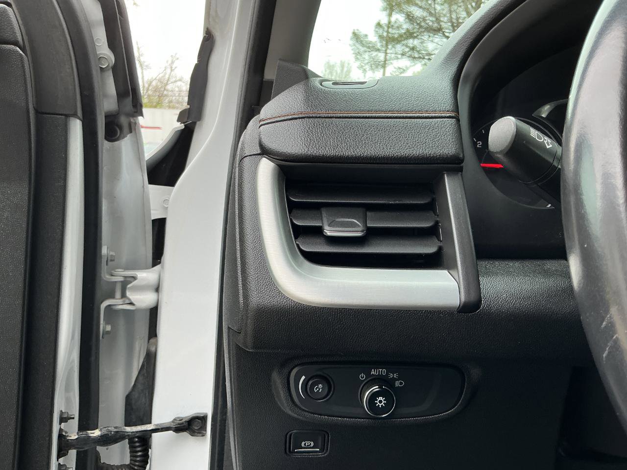 Used 2020 GMC Terrain SLE w/ Driver Convenience Package FWD image 11
