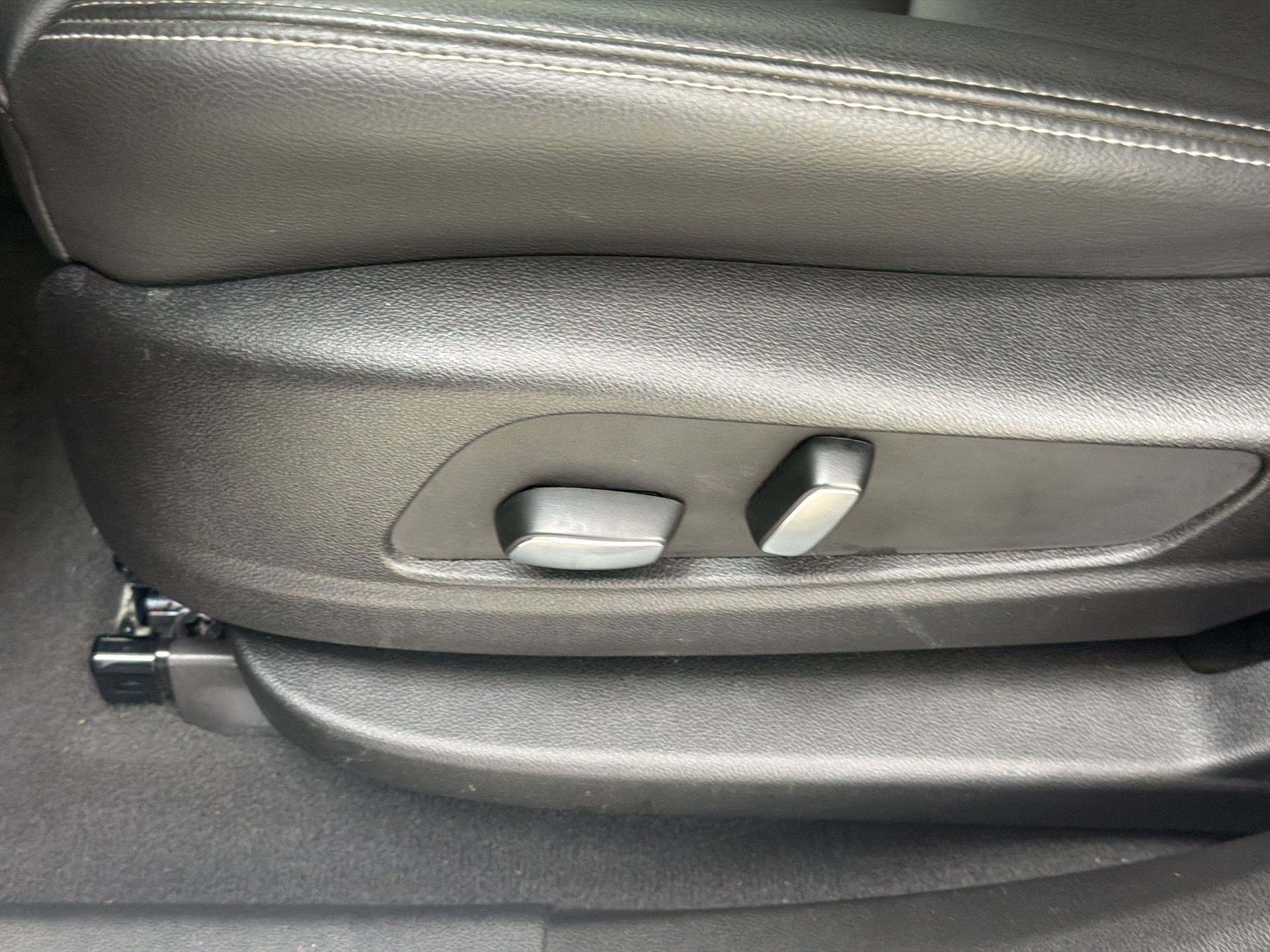 Used 2025 Cadillac XT6 Luxury FWD image 16