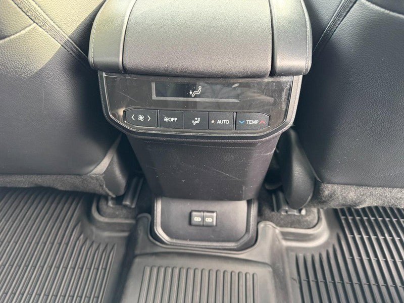 Used 2023 Toyota Highlander XLE AWD/4WD image 17