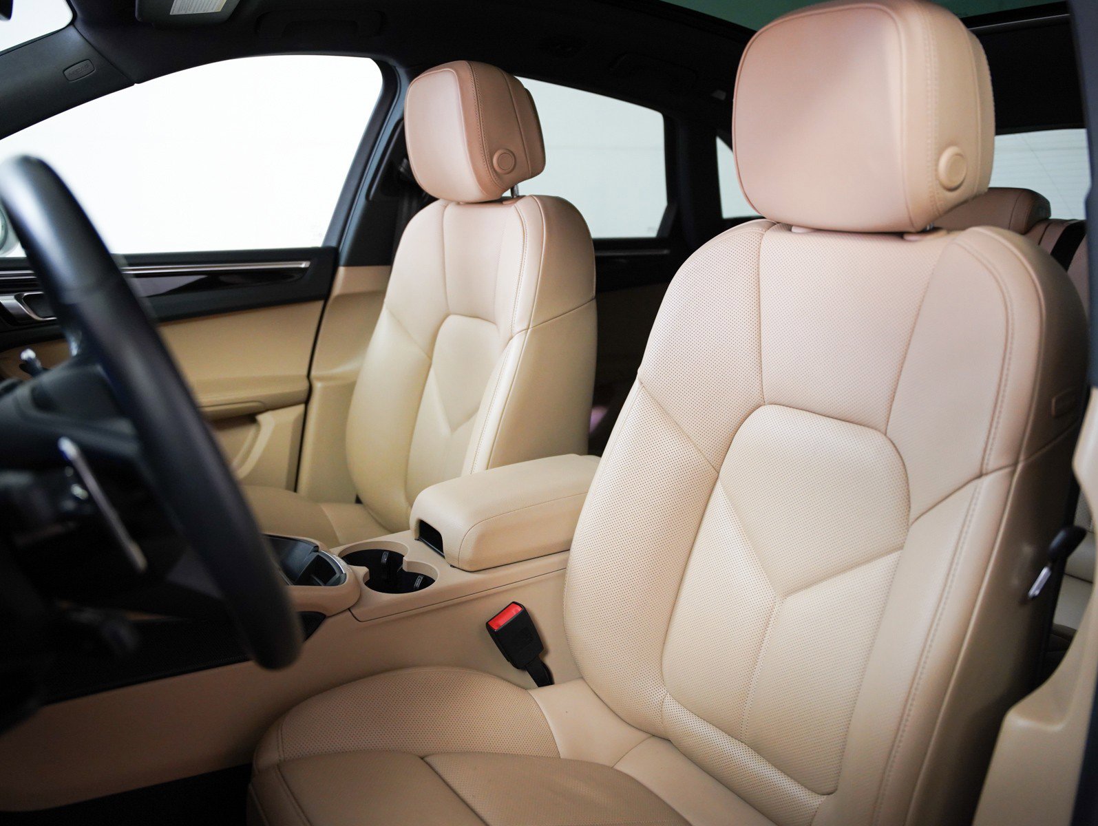 Certified 2024 Porsche Macan image 5