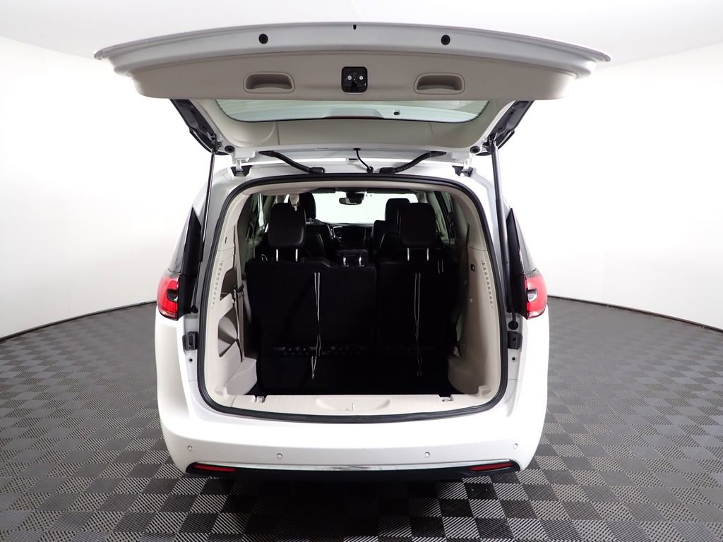 Used 2023 Chrysler Pacifica Touring-L FWD image 16