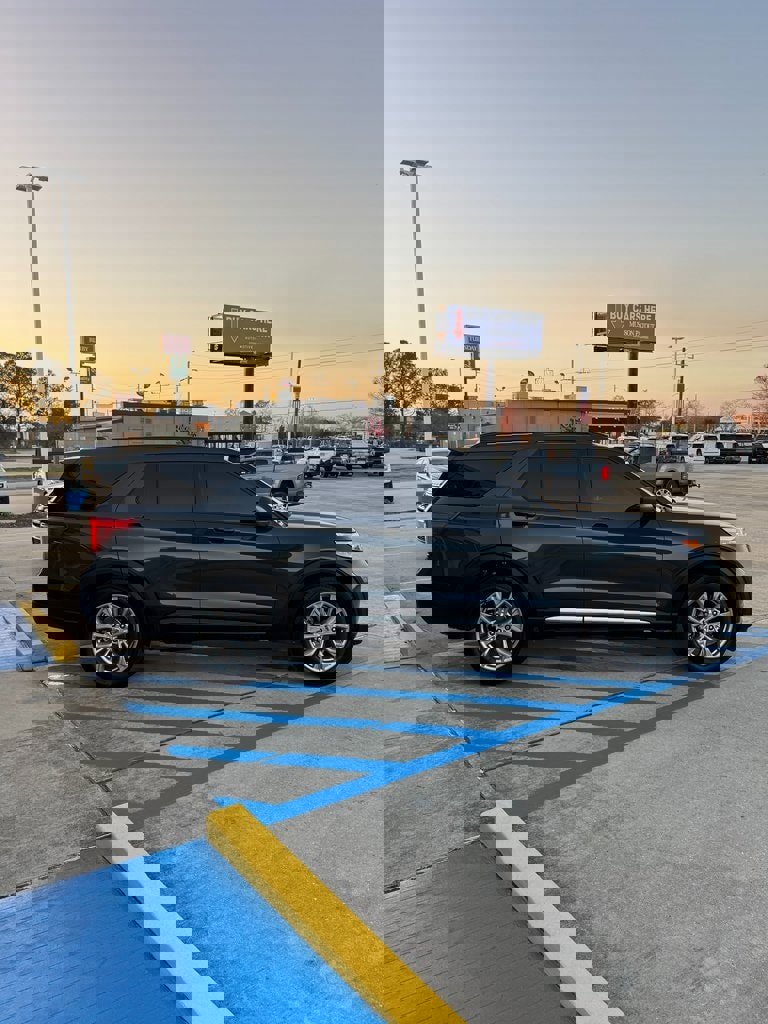 Used 2023 Ford Explorer XLT w/ Equipment Group 202A image 4