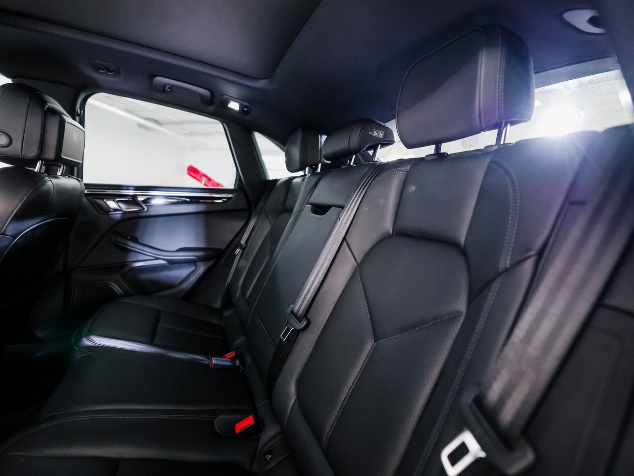 Certified 2025 Porsche Macan AWD/4WD image 24