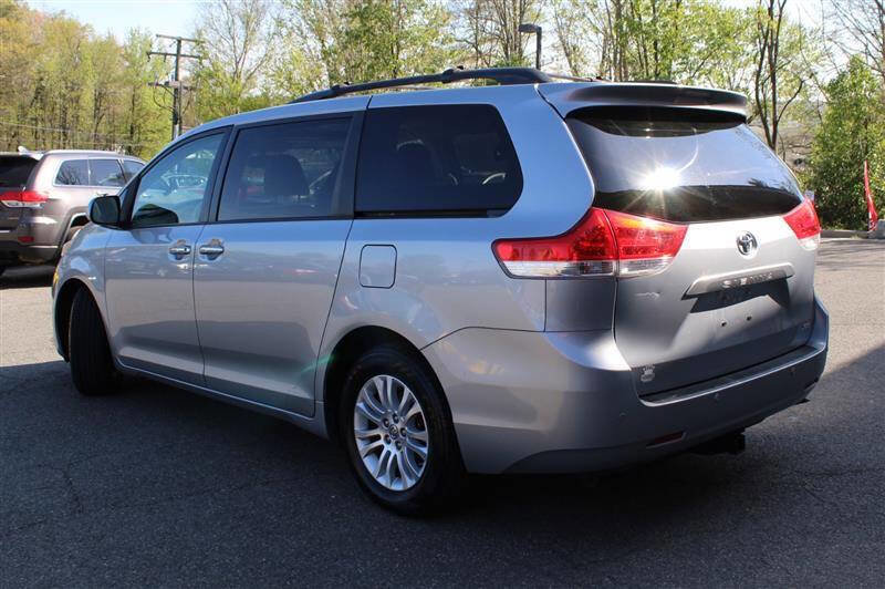 Used 2013 Toyota Sienna XLE w/ Entertainment Pkg FWD image 3