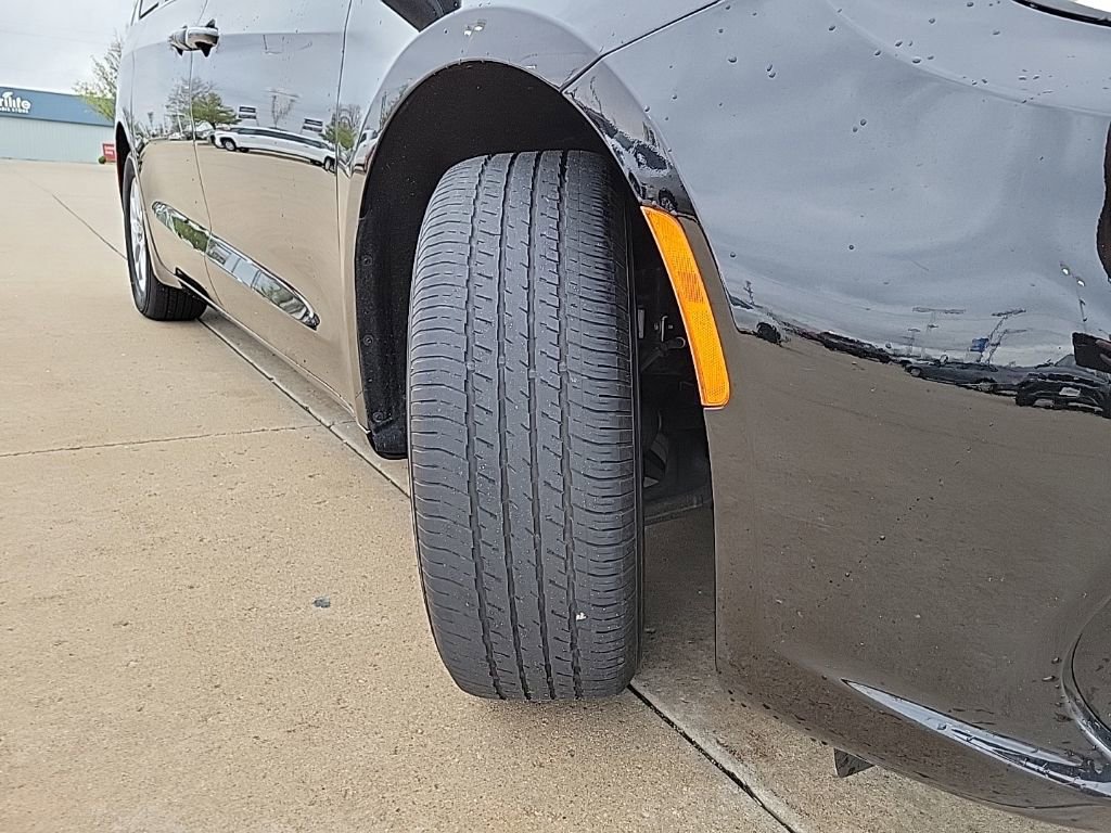 Used 2024 Chrysler Pacifica Touring-L FWD image 17