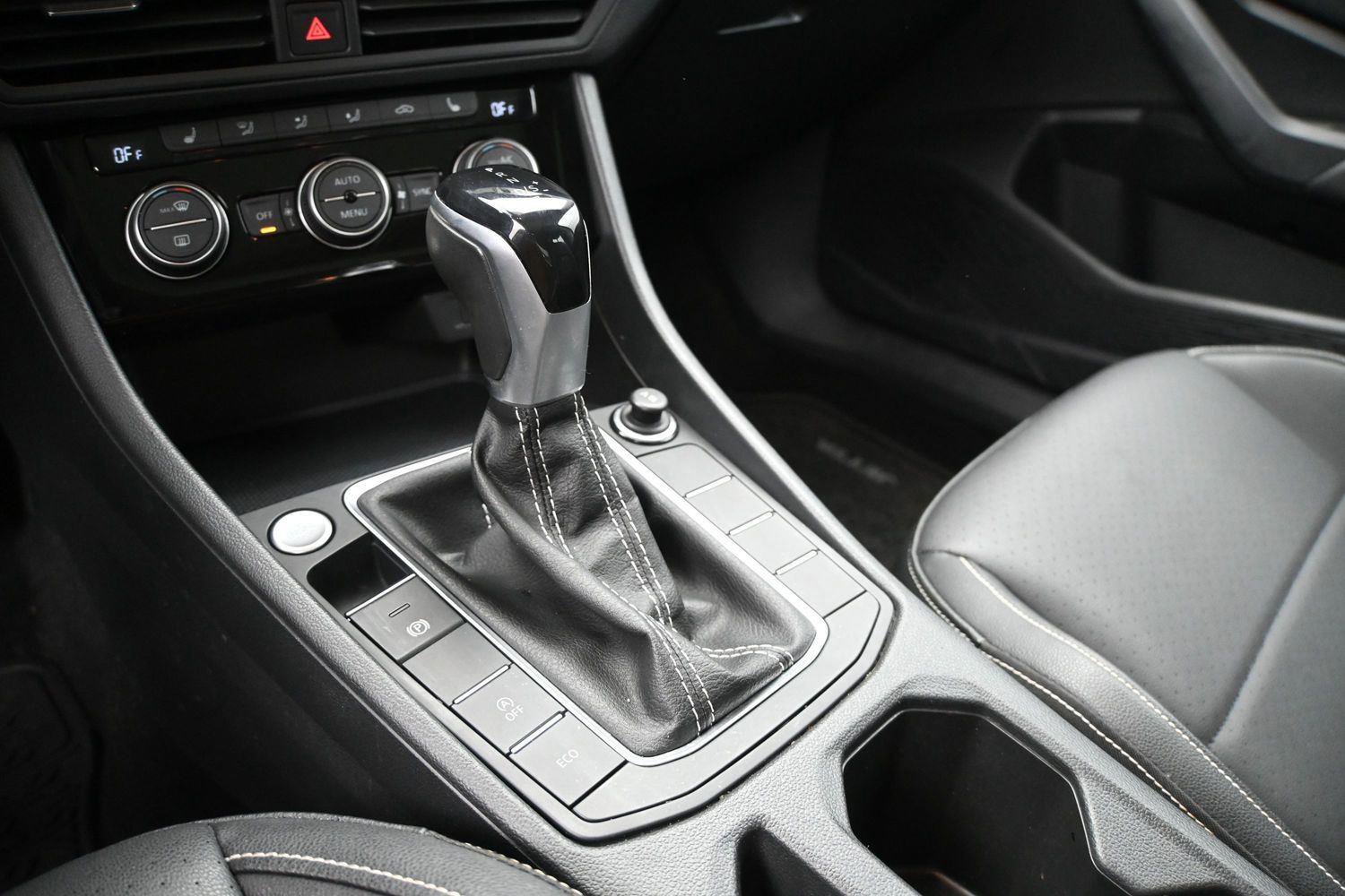 Used 2022 Volkswagen Jetta SE w/ Panoramic Sunroof Package FWD image 5