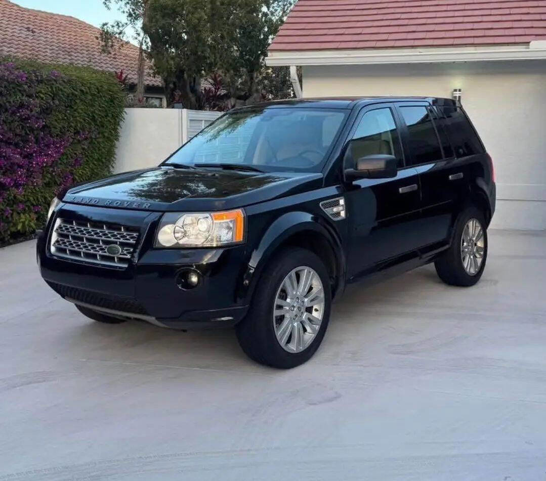 Used 2010 Land Rover LR2 HSE image 2