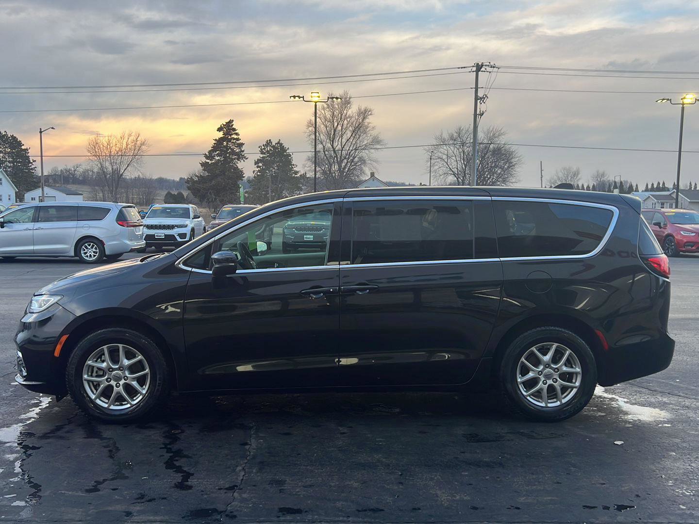 Used 2023 Chrysler Pacifica Touring-L image 21