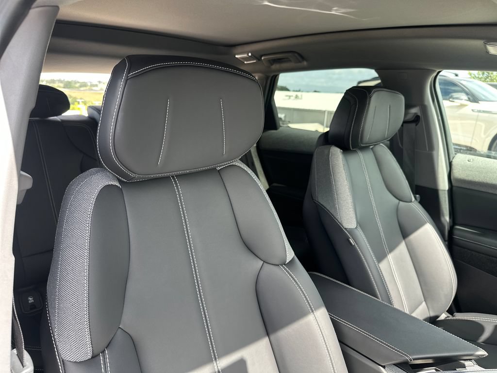 Used 2025 Cadillac Optiq Luxury 1 AWD/4WD image 38