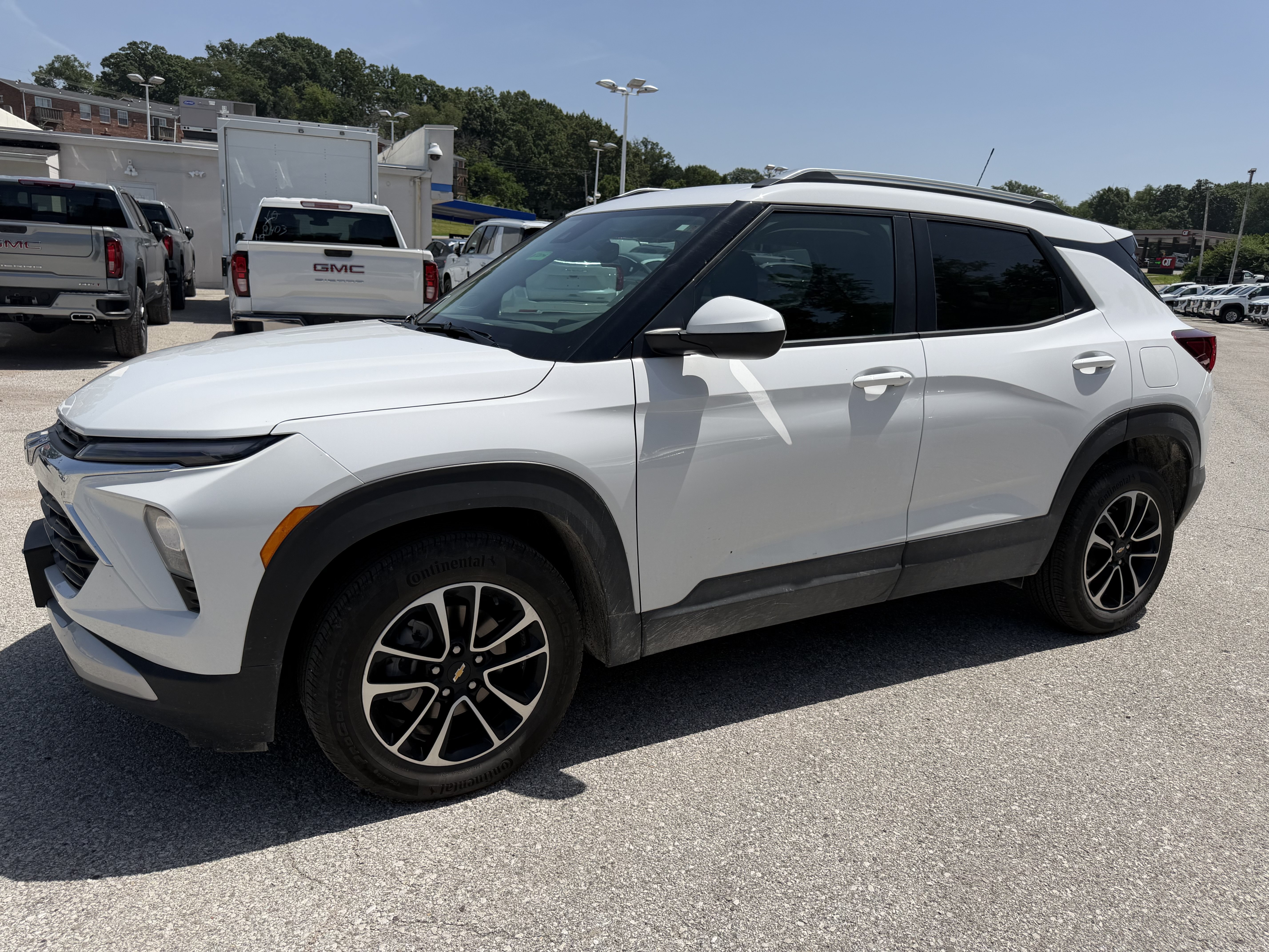 Used 2025 Chevrolet TrailBlazer LT w/ Driver Confidence Package FWD image 3