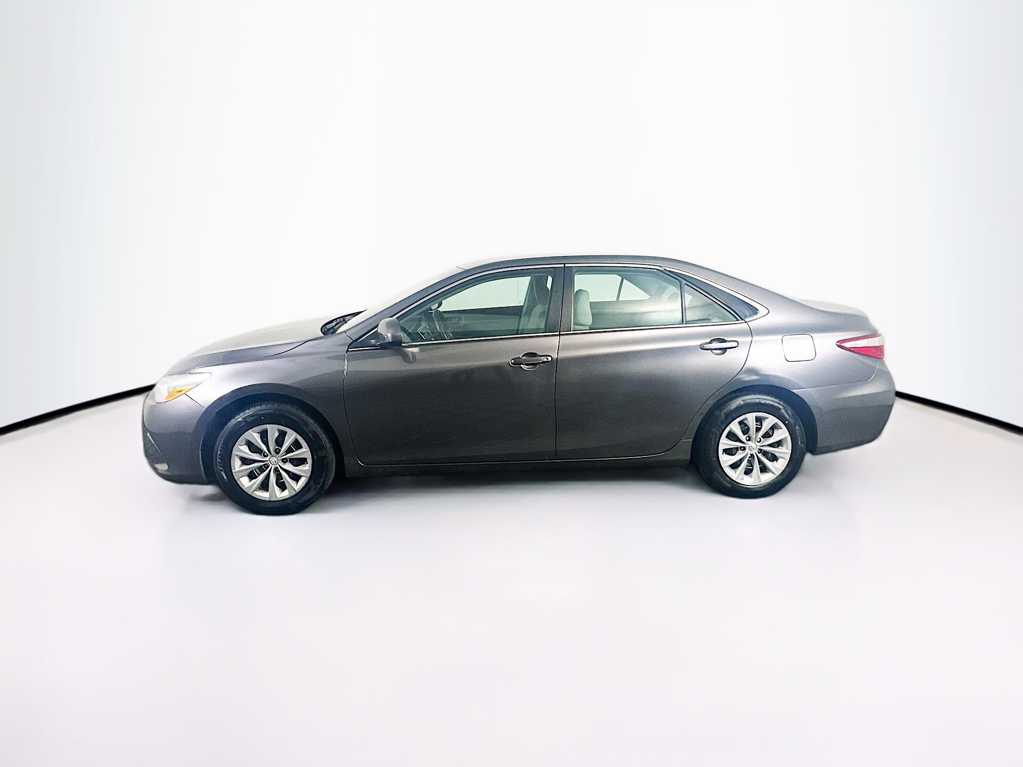 Used 2016 Toyota Camry LE image 4