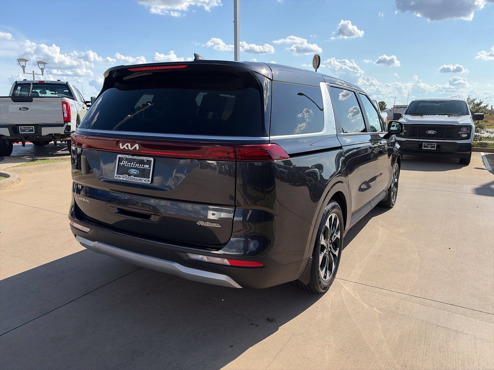 Used 2024 Kia Carnival EX FWD image 5