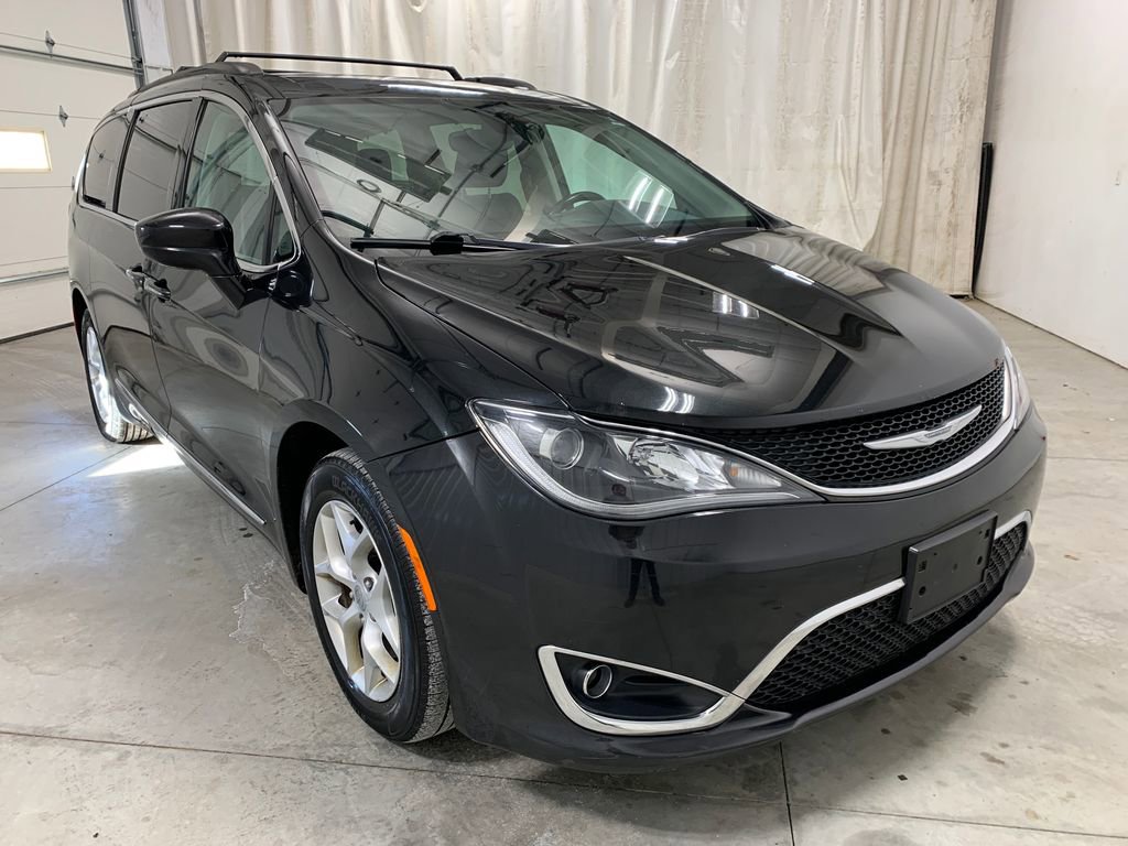 Used 2017 Chrysler Pacifica Touring-L w/ Tire & Wheel Group image 14