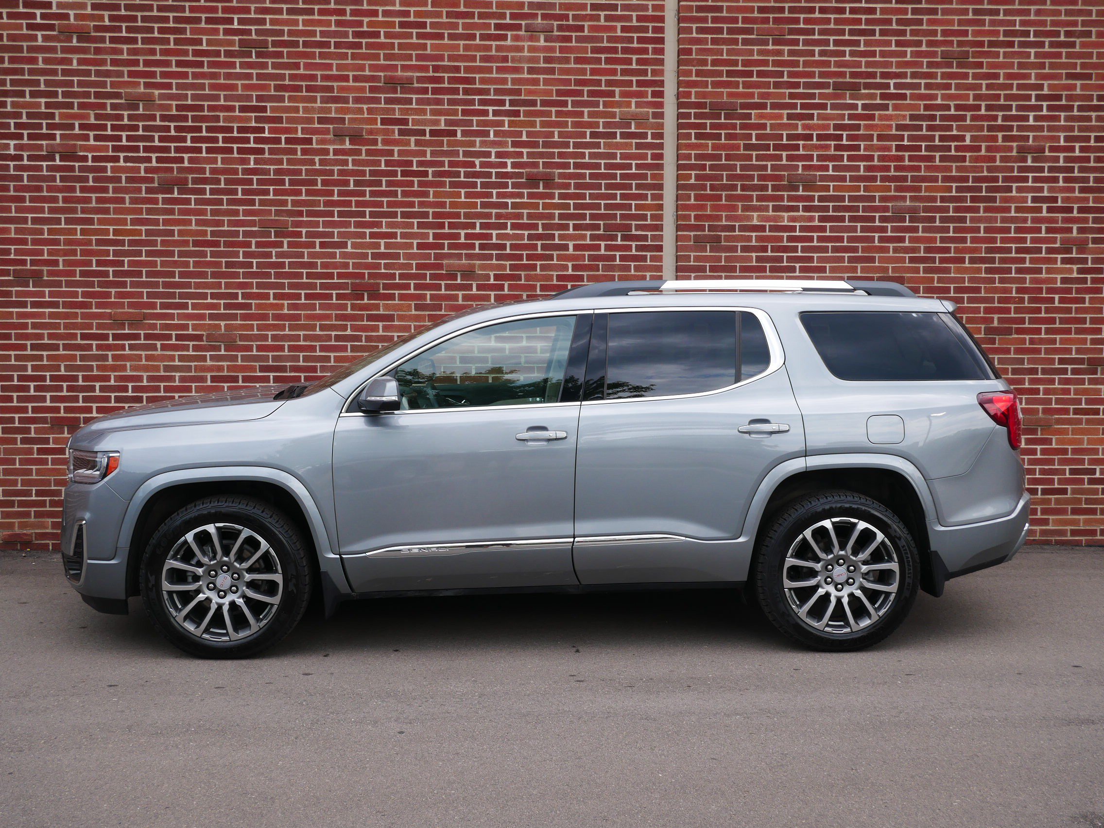 Used 2023 GMC Acadia Denali w/ Denali Ultimate Package AWD/4WD image 2