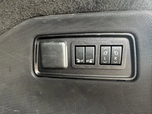 Used 2023 Cadillac Escalade ESV Premium Luxury image 27