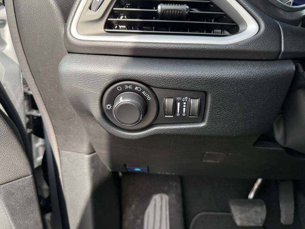 New 2026 Chrysler Voyager LX image 32