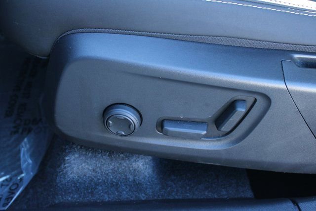 Used 2025 Volvo XC40 B5 Plus image 14