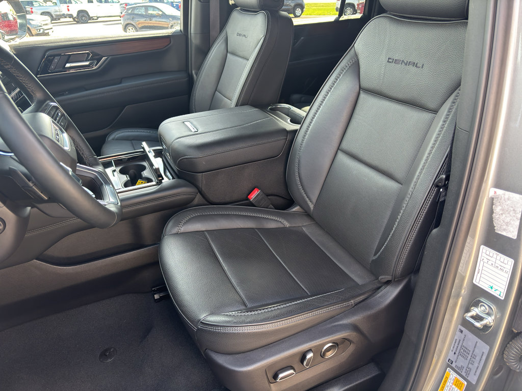 Used 2025 GMC Yukon XL Denali AWD/4WD image 9