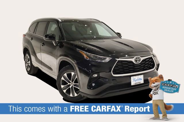 Used 2023 Toyota Highlander XLE image 2