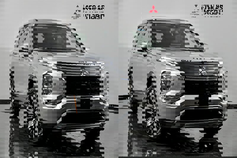 New 2025 Mitsubishi Outlander SE image 1