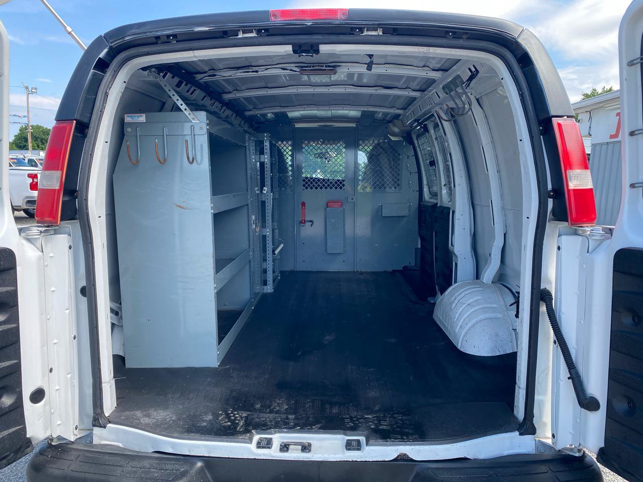 Used 2010 Chevrolet Express 1500 RWD image 8
