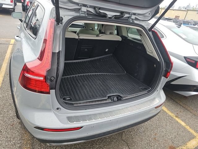 Used 2025 Volvo V60 B5 Cross Country Plus AWD/4WD image 32