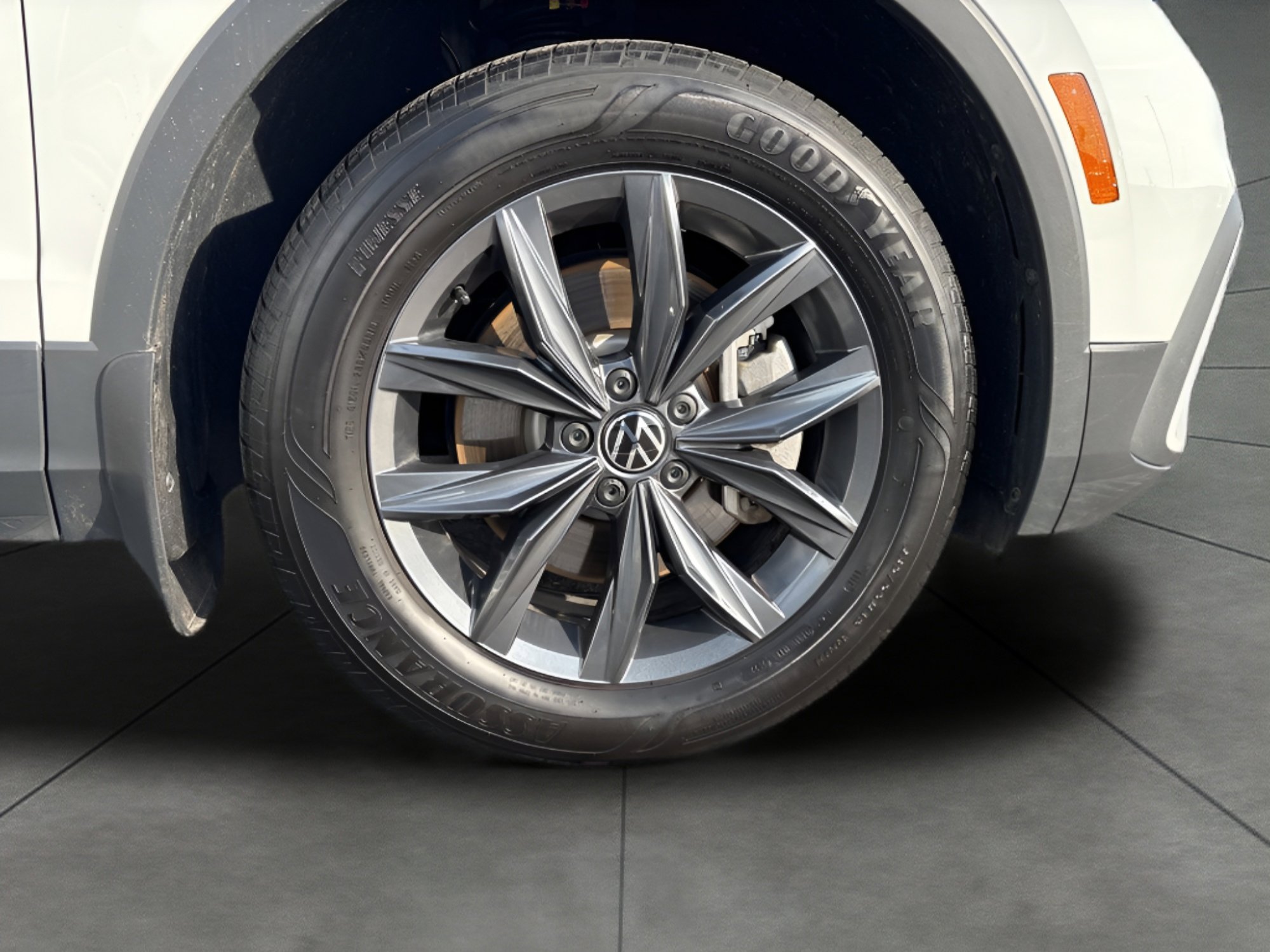 Used 2022 Volkswagen Tiguan SE AWD/4WD image 10