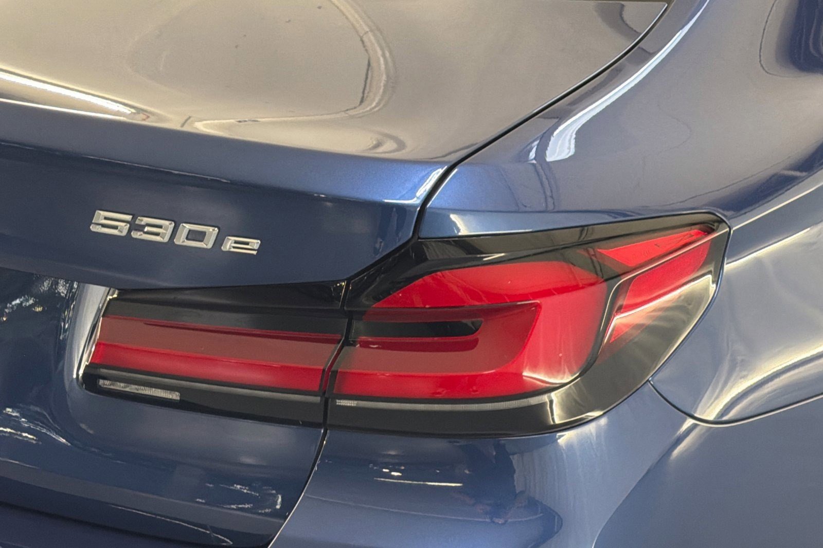 Used 2023 BMW 530e w/ Premium Package image 12